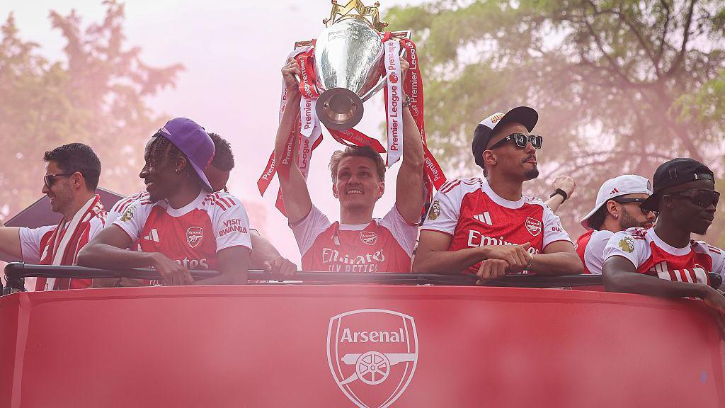 科文垂城与诺丁汉森林前锋阿沃尼伊达成转会协议